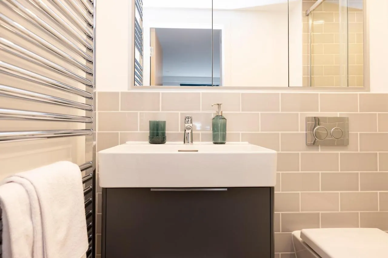 Edinburgh Modern 3-Storey 3-Bedroom City Apartment