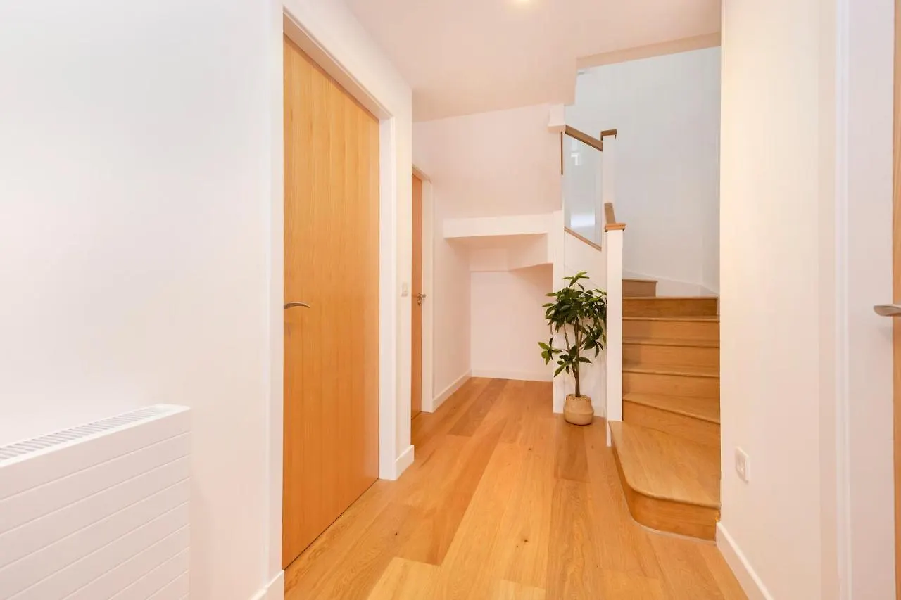Edinburgh Modern 3-Storey 3-Bedroom City Apartment