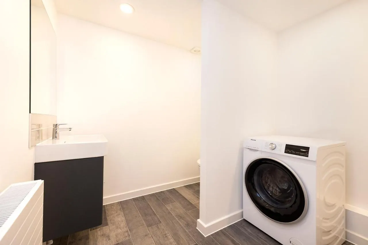 Edinburgh Modern 3-Storey 3-Bedroom City Apartment