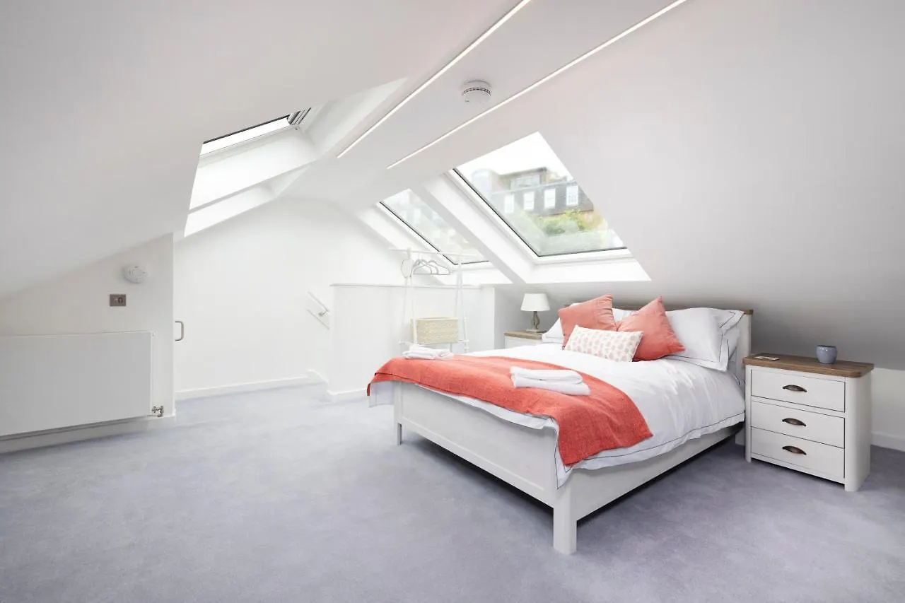 Edinburgh Modern 3-Storey 3-Bedroom City Apartment 0*,