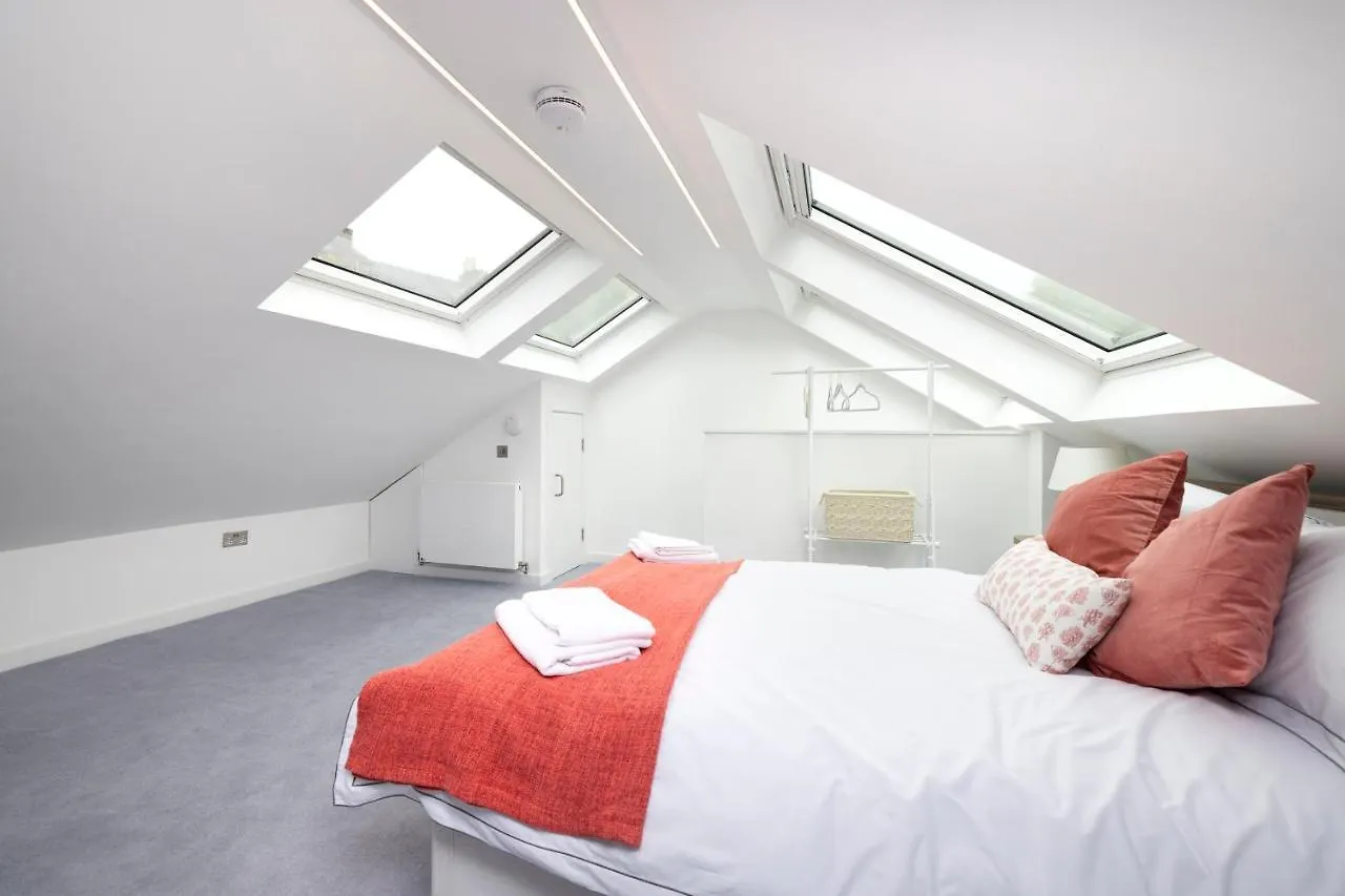 Edinburgh Modern 3-Storey 3-Bedroom City Apartment