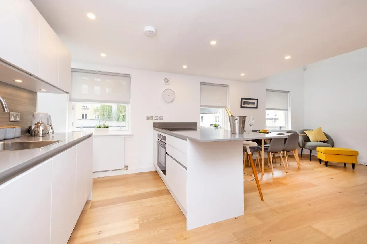 Edinburgh Modern 3-Storey 3-Bedroom City Apartment