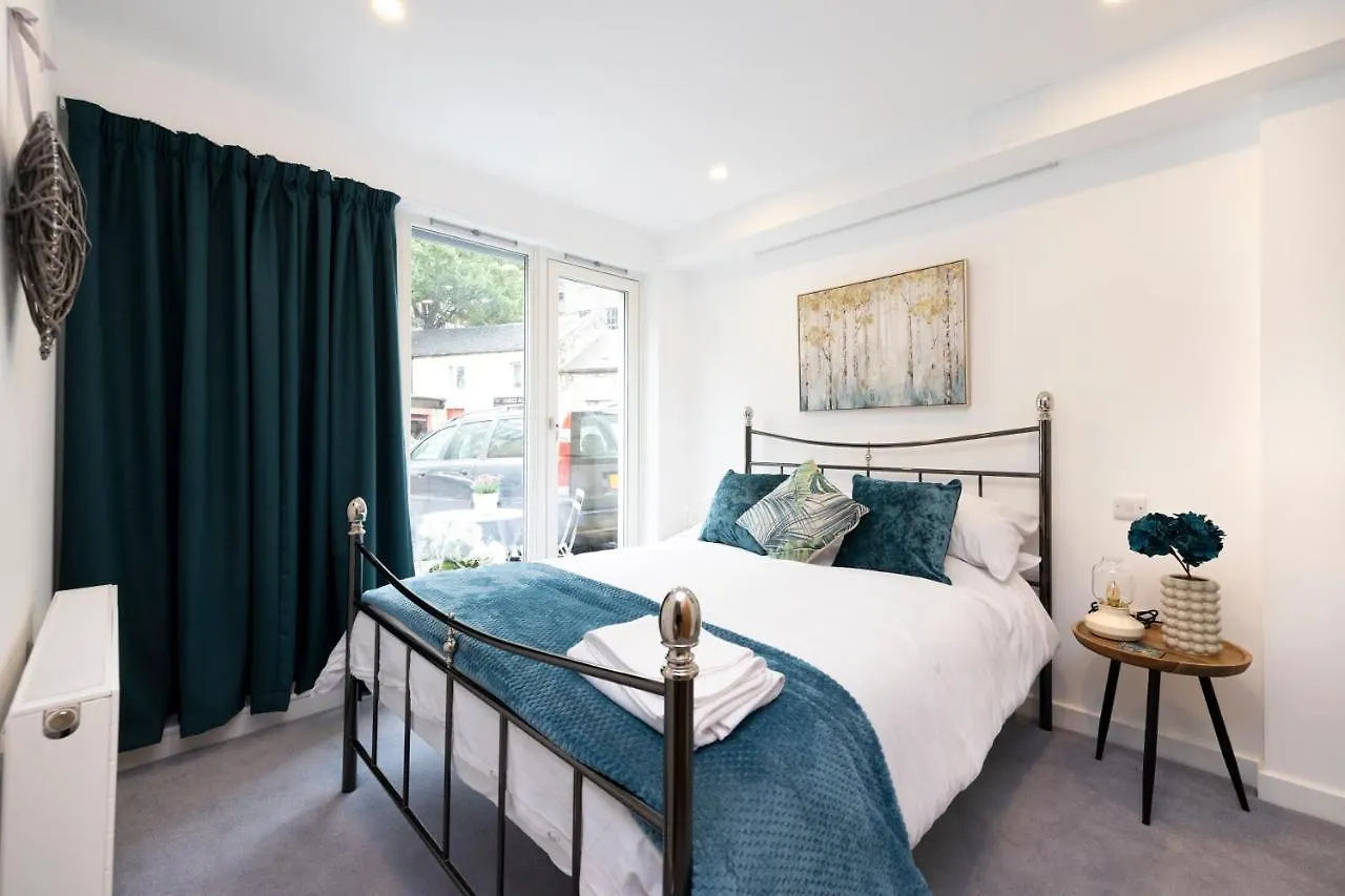 Edinburgh Modern 3-Storey 3-Bedroom City Apartment