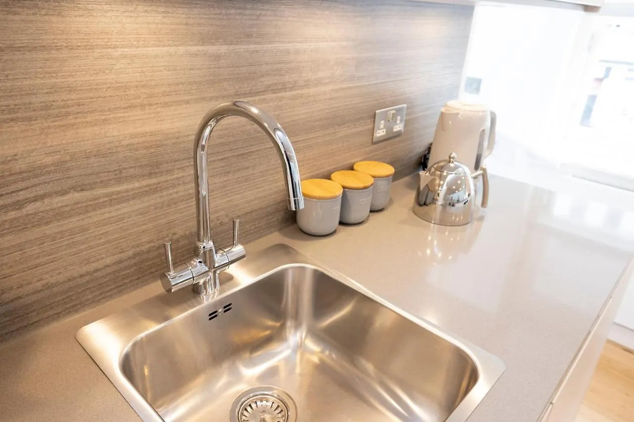 Edinburgh Modern 3-Storey 3-Bedroom City Apartment