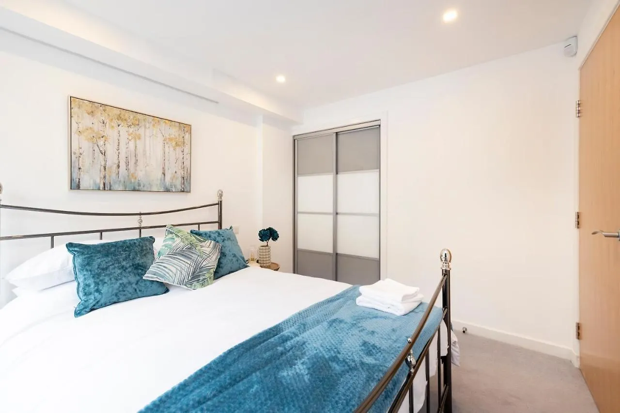 Edinburgh Modern 3-Storey 3-Bedroom City Apartment