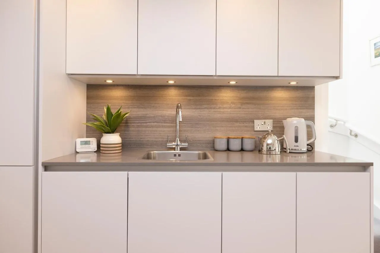 Edinburgh Modern 3-Storey 3-Bedroom City Apartment