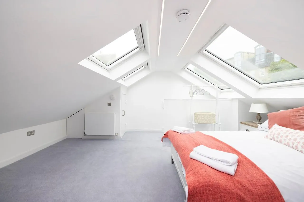 Edinburgh Modern 3-Storey 3-Bedroom City Apartment